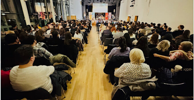 Frankfurt’ta Barış Manço Anma Programına Yoğun İlgi