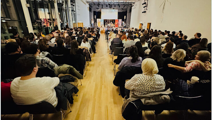 Frankfurt’ta Barış Manço Anma Programına Yoğun İlgi