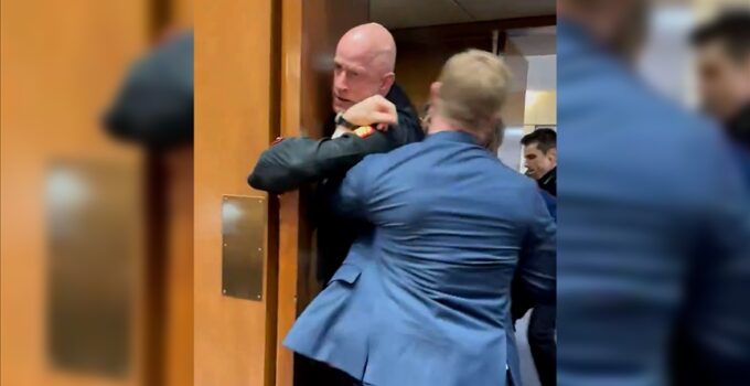 ABD polisi, İran’a saldırıları protesto eden eski askeri gözaltına almaya çalışırken kolunu kırdı