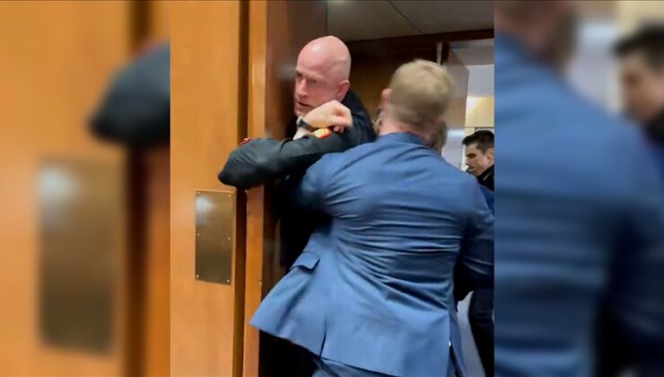 ABD polisi, İran’a saldırıları protesto eden eski askeri gözaltına almaya çalışırken kolunu kırdı