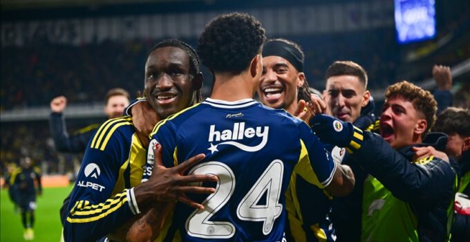 Fenerbahçe üç puanı uzatmalarda kazandı