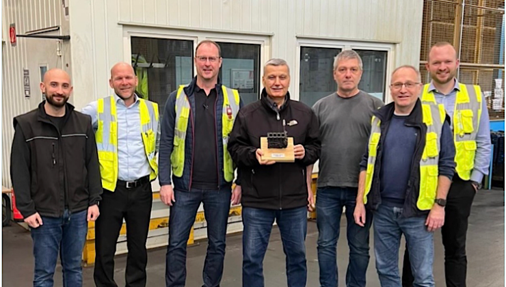 Emekli olan Türk motor ustası iki ayrı fabrikadan uğurlandı