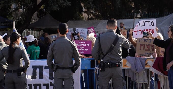 İsrail polisi, Filistinli esirlere idam cezasını protesto eden göstericilere müdahale etti