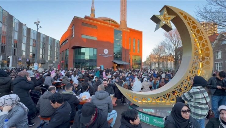 Hollanda’da Cami Meydanı’ndaki sokak iftarına yaklaşık 1500 kişi katıldı