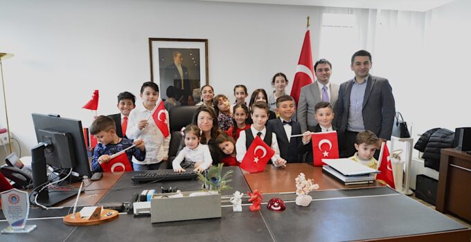Frankfurt’ta 23 Nisan Ruhu Yaşatıldı!..Minik Öğrenciler Başkonsolos Koltuğunda