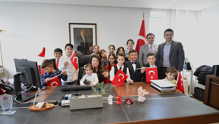 Frankfurt’ta 23 Nisan Ruhu Yaşatıldı!..Minik Öğrenciler Başkonsolos Koltuğunda