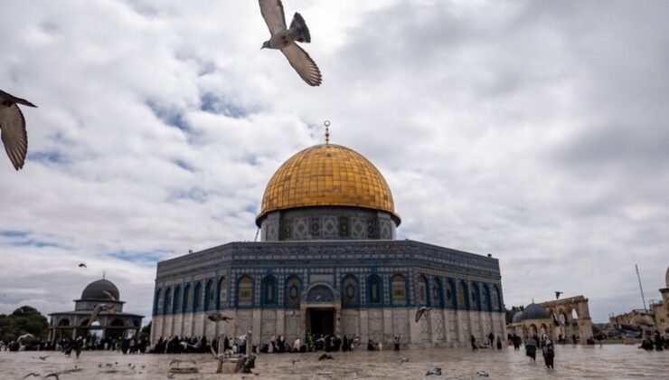 İsrail’in savaş bahanesiyle kapattığı Mescid-i Aksa, 41 gün sonra ibadete açıldı