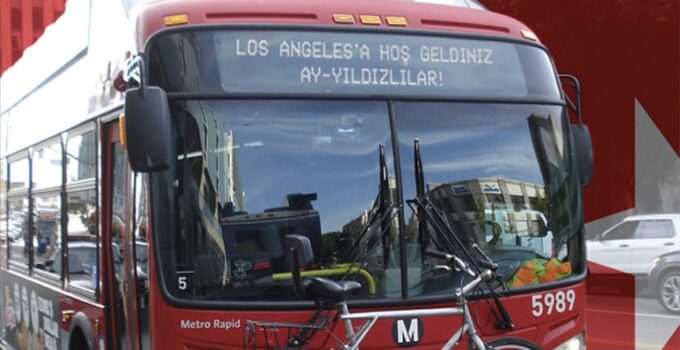 Los Angeles’ta otobüslere “Hoş geldiniz Ay Yıldızlılar” yazıldı