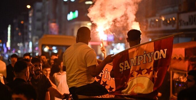 Galatasaray taraftarları şampiyonluğu kutluyor