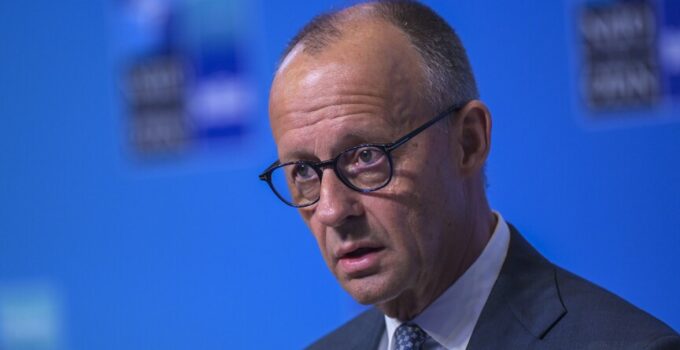 Almanya Başbakanı Merz, Köln Üniversitesi’ndeki törende kampüs protestolarıyla karşılandı