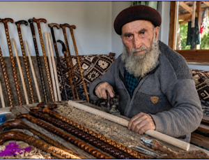 Yıldırımören’in 93 yaşındaki zanaat ustası Mehmet Özen baston üretmeye devam ediyor