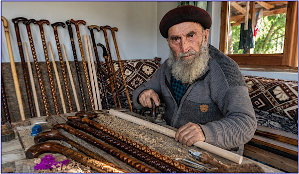 Yıldırımören’in 93 yaşındaki zanaat ustası Mehmet Özen baston üretmeye devam ediyor