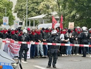 Köln’de Savaş Karşıtı Blokaj: 140 Gösterici Kışla Girişini Kapattı