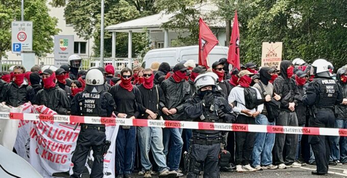 Köln’de Savaş Karşıtı Blokaj: 140 Gösterici Kışla Girişini Kapattı