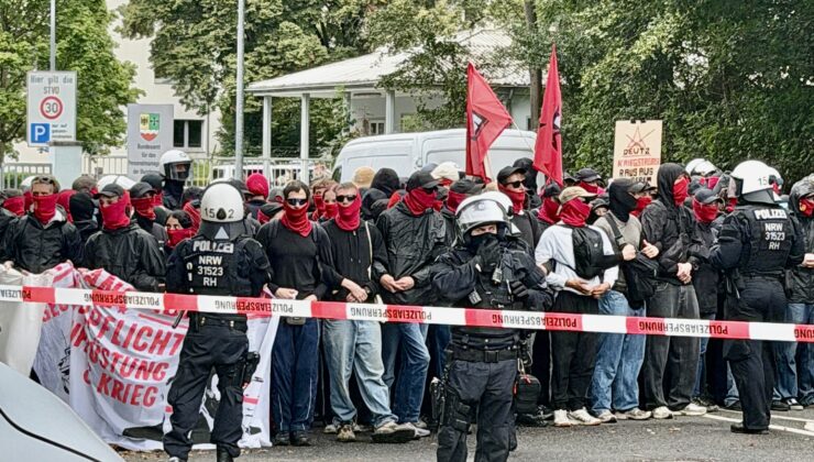 Köln’de Savaş Karşıtı Blokaj: 140 Gösterici Kışla Girişini Kapattı